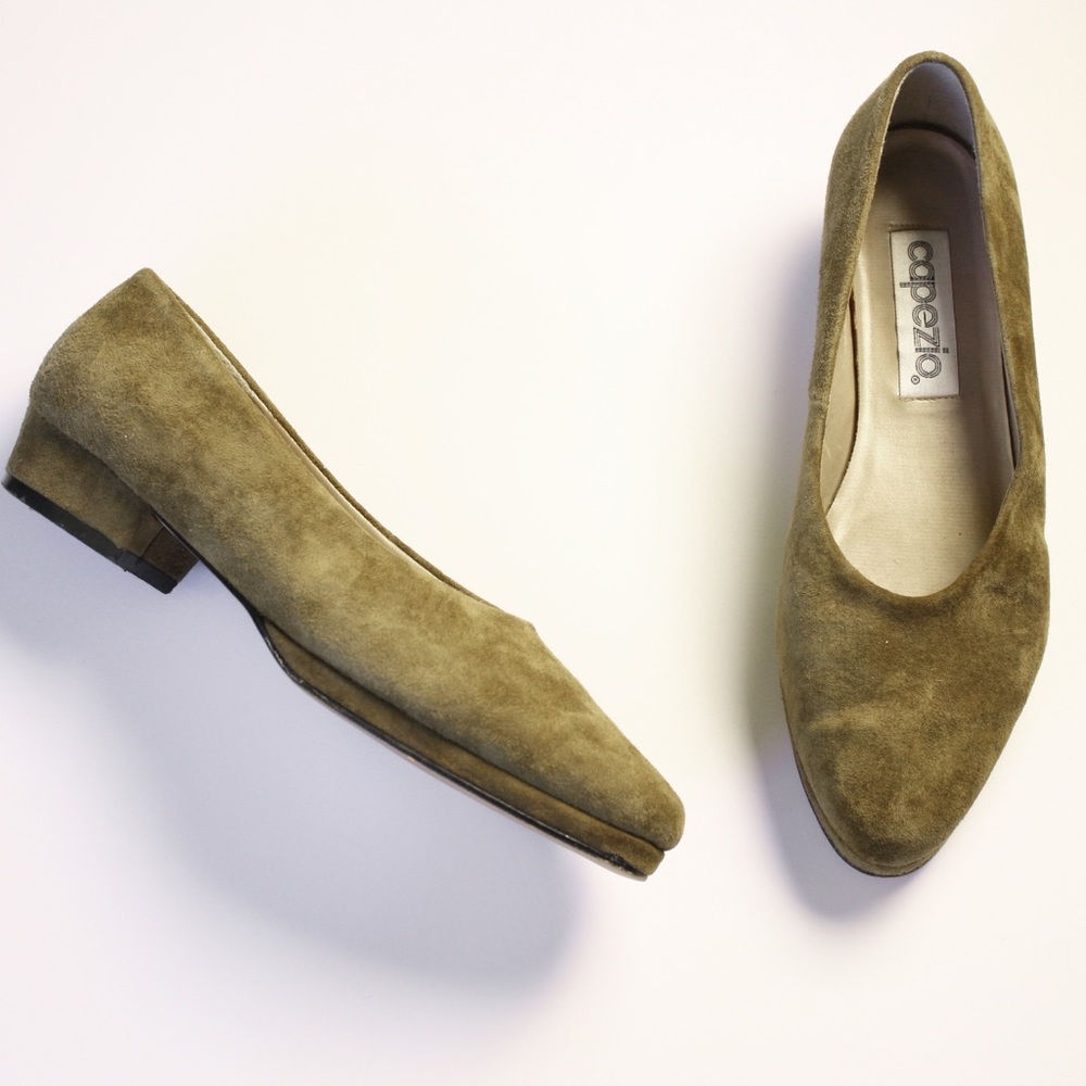 SOLD - 1990s dark olive green flats | size 9M